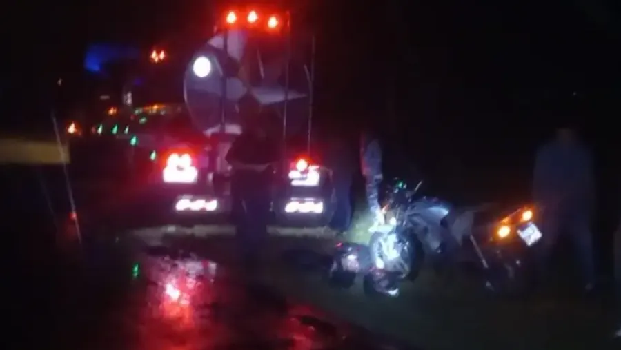 Dos motociclistas heridos tras chocar con un camión en Ruta 12 durante la lluvia