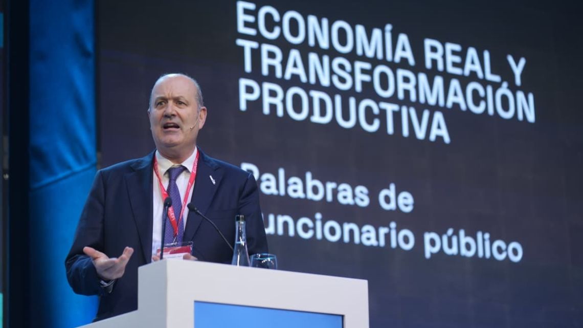 Sturzenegger sorprendió al gobernador de Corrientes: el pedido clave sobre la libre navegación de los ríos