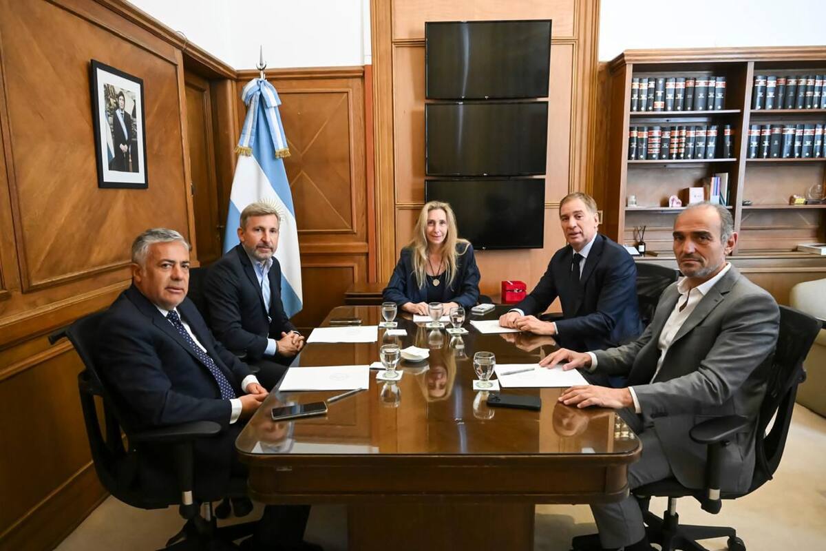 Gesto interno. Santilli sumó a Karina Milei a una cumbre con gobernadores aliados y volvió a respaldar a Adorni