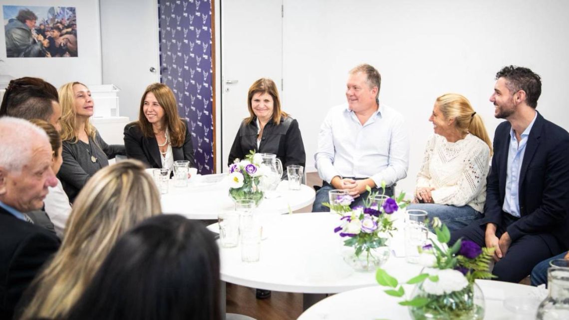 Karina Milei “invitó” a su armada porteña mientras Adorni se quedó en uno de sus departamentos