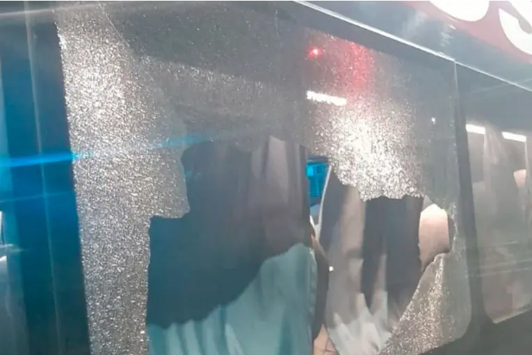 Atacaron un colectivo que viajaba a Paraná en Santa Fe: dos mujeres sufrieron lesiones