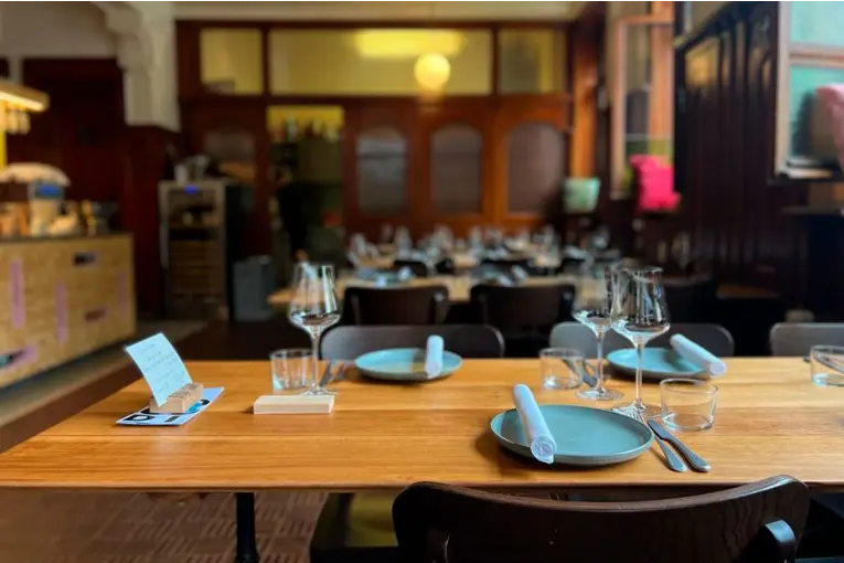 Un joven quiso irse sin pagar de un restaurante y fue atrapado por un mozo a metros del local