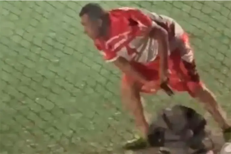 Quedó grabado: jugador buscó un arma y disparó varias veces en un torneo de fútbol amateur