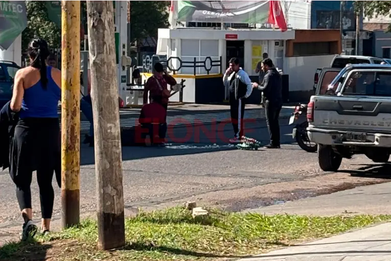 Hospitalizaron a un peatón que cruzó la calle a mitad de cuadra y fue embestido por moto