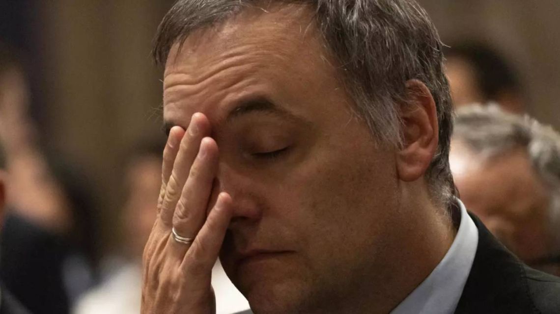 Adorni, flanqueado por Milei, entra en la boca del lobo en Diputados