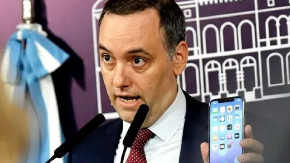 Adorni reapareció en X con posteos irónicos y generó repercusiones en la arena política