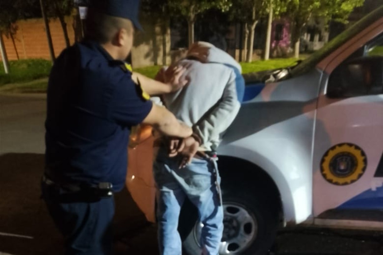 Caminaba por la calle con un fusil y joyas robadas: lo detuvieron tras un insólito robo