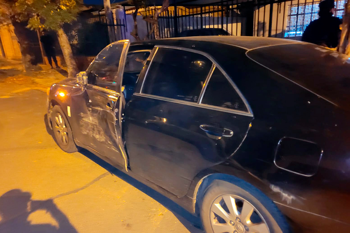 Sustrajo el auto del padre, lo arrastró 80 metros al huir, chochó autos estacionados, ingresó a lo de su expareja y tomó de rehén a su hijo – Noticias