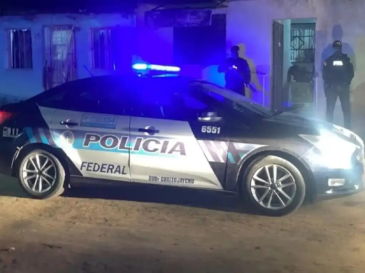 Cuatro hombres detenidos y medio kilo de cocaína incautada, luego de un allanamiento en una santería – Noticias