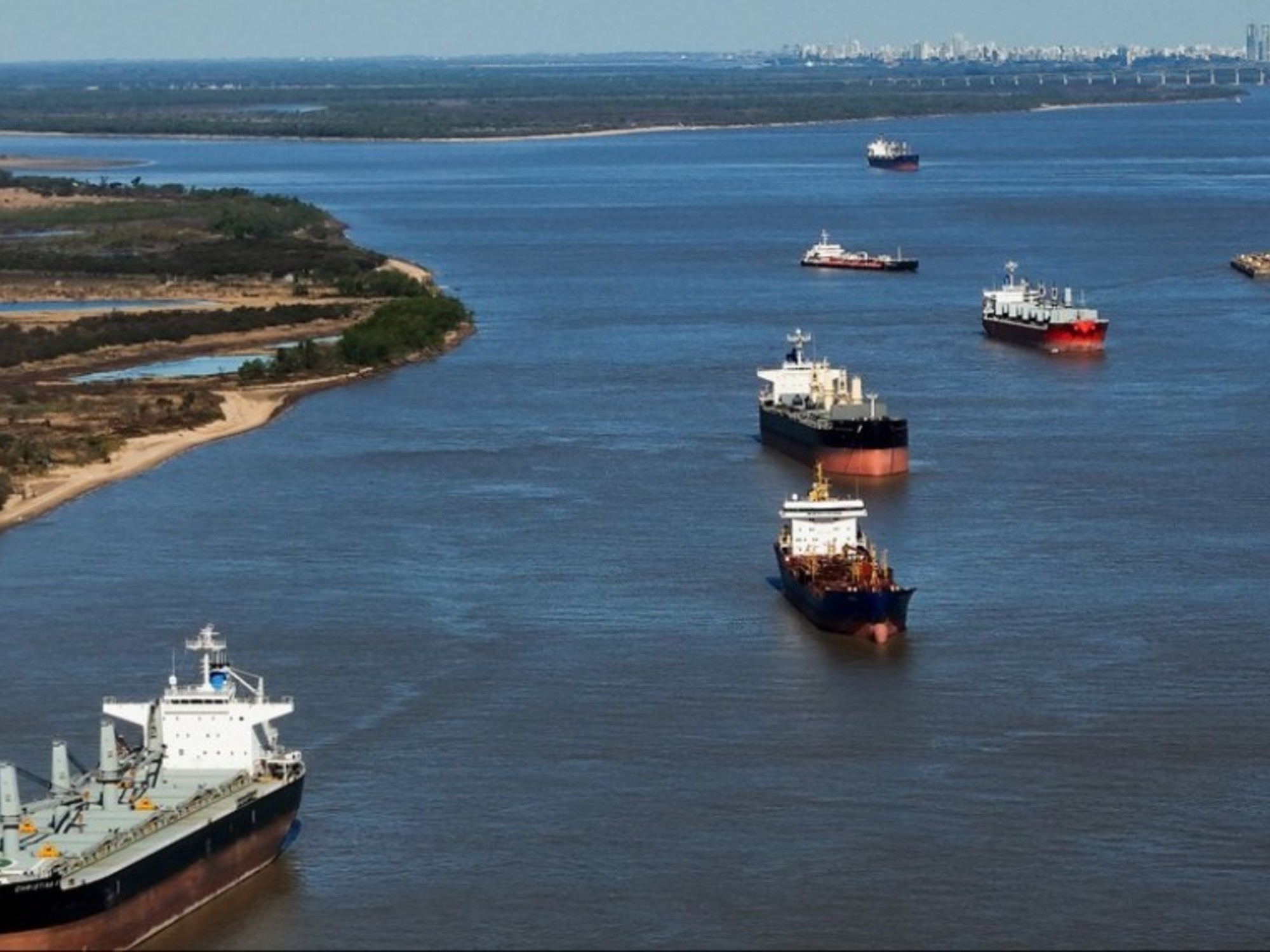 Hidrovía: el Gobierno descalificó a uno de los competidores y solo quedan dos en carrera