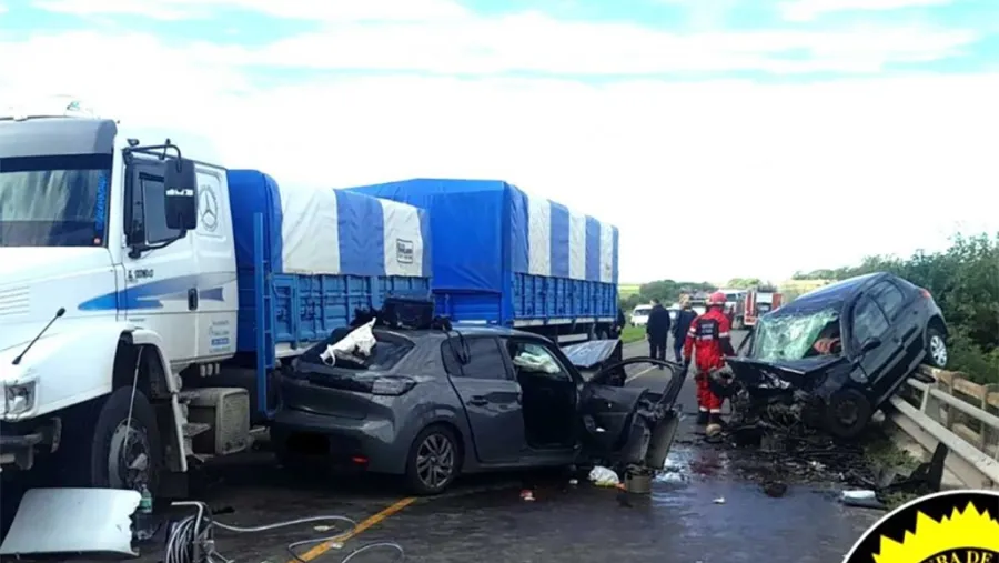 Trágico choque frontal en Ruta 11: una mujer falleció al intentar sobrepasar a un camión en zona de puentes