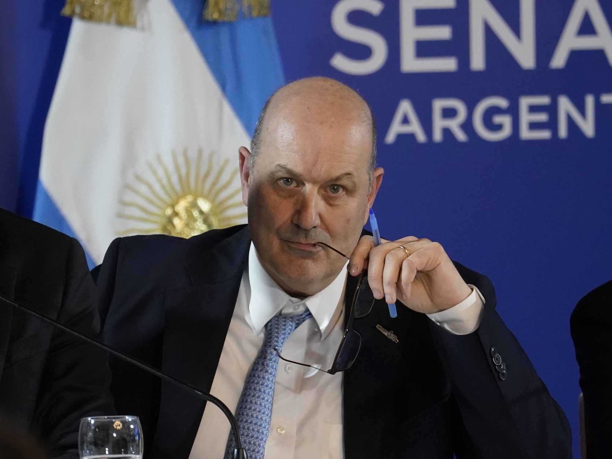 Sturzenegger sorprendió a dos gobernadores y les pidió que voten una ley para exportar
