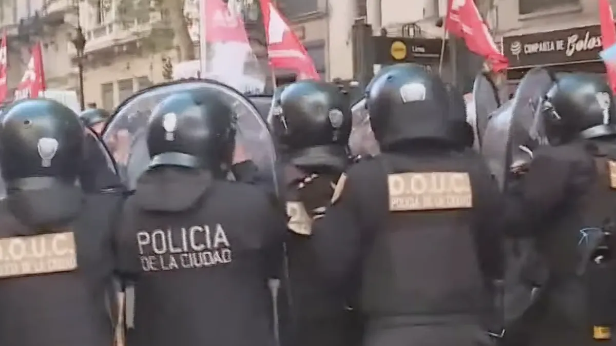 Marchas contra la ley de Glaciares: hubo tensión y enfrentamientos entre manifestantes y la Policía
