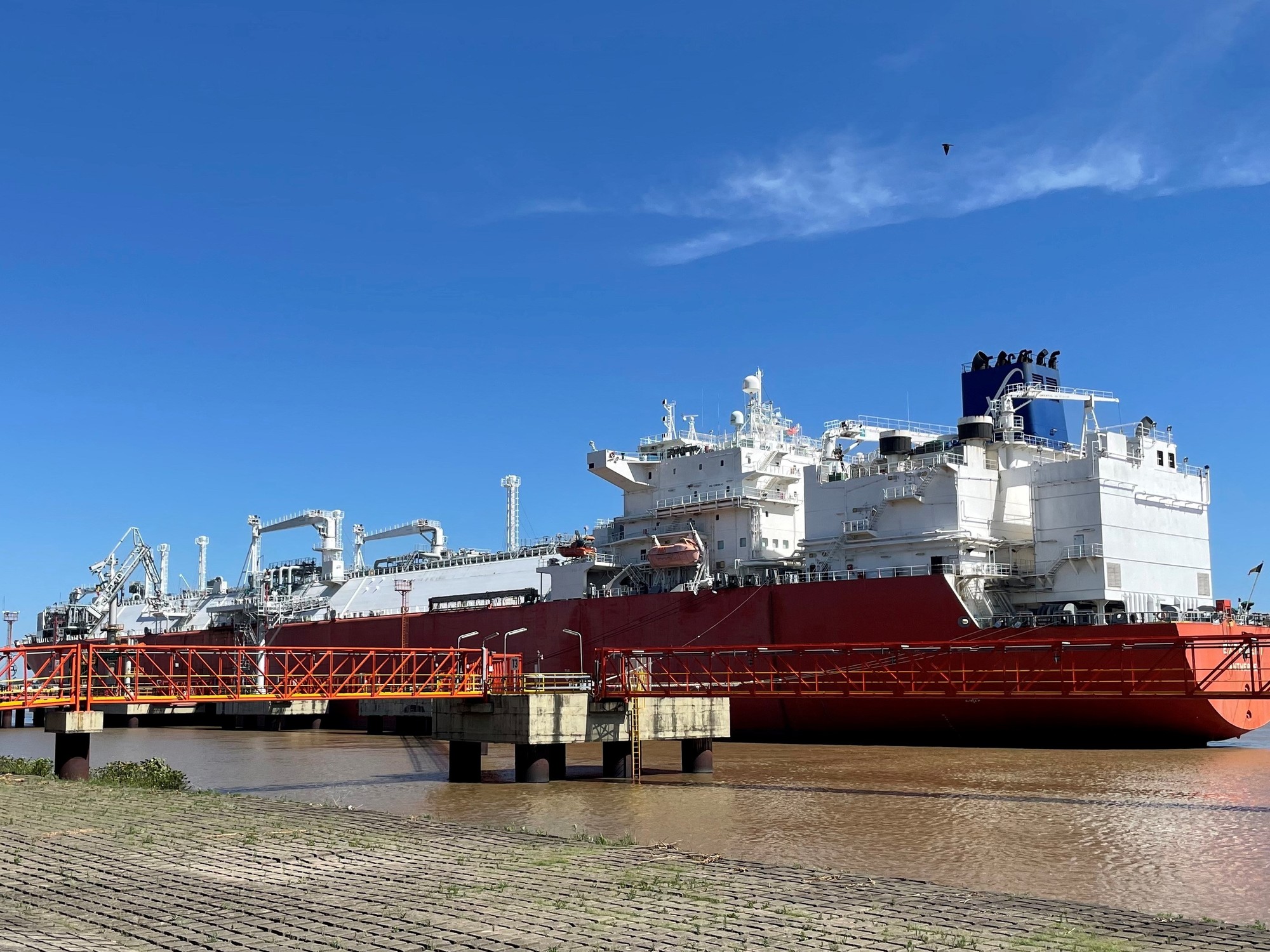 Por la guerra, el Gobierno posterga la privatización de las importaciones de gas por barco