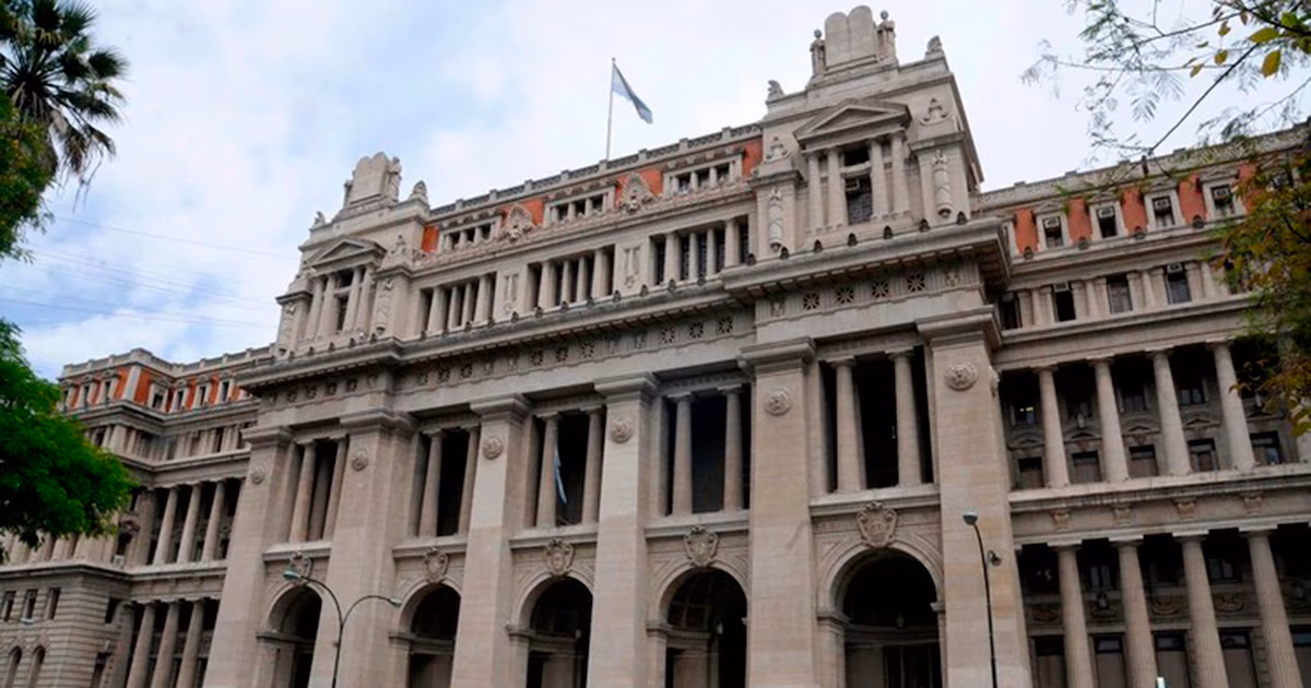 El Gobierno prepara el envío al Senado de otros 46 pliegos de jueces, fiscales y defensores: todos los nombresLa nueva tanda que presentó el ministro Juan Bautista Mahiques incluye magistrados de diversas instancias. Organizaciones judiciales respaldaron el avance para cubrir vacantes y reclamaron un tratamiento ágil en la Cámara alta