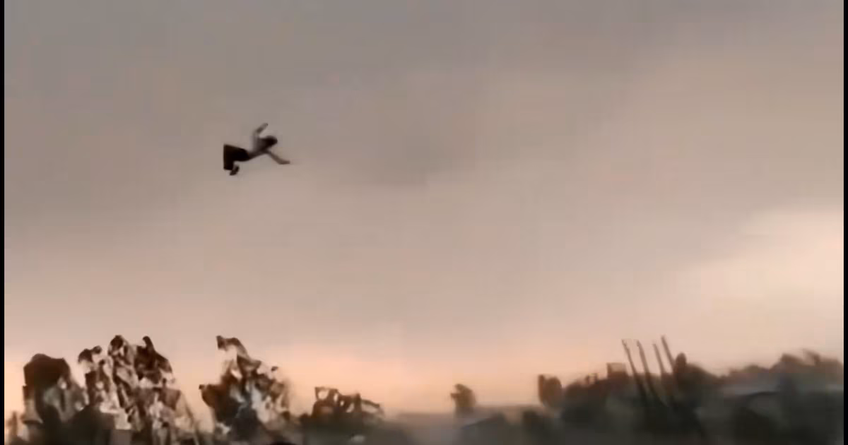 Así salió volando un hombre arrastrado por el fuerte temporal en India que dejó 117 muertos