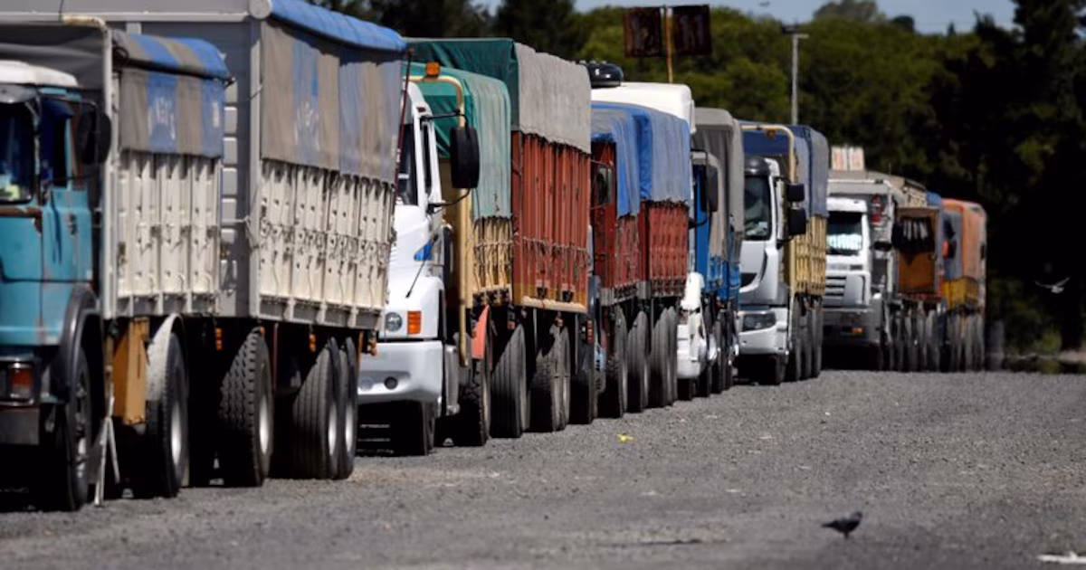 Agroexportación: puestos en fila, los 850.000 camiones que ya descargaron en Rosario cubrirían la distancia de la Antártida a Canadá