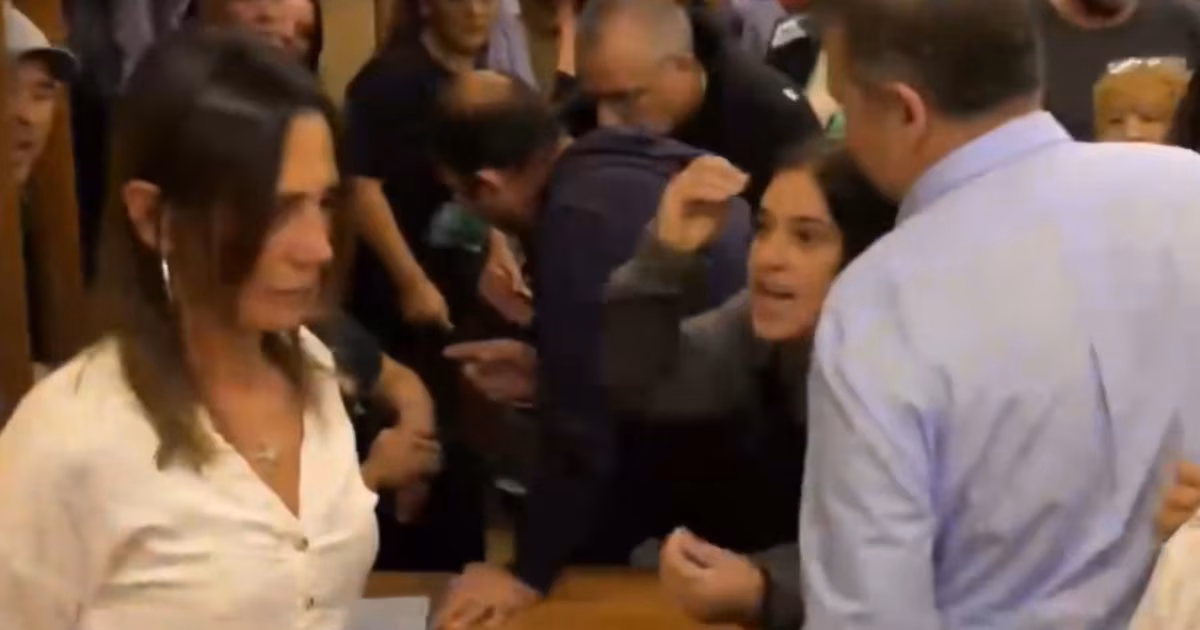 Escándalo en Villa Gesell: agredieron a concejales opositores que votaron contra el presupuesto municipalLa principal afectada fue Clarisa Armando, del bloque PRO, que vinculó el ataque a militantes del kirchnerismo. "Representan al sindicato municipal y fueron convocados públicamente por los funcionarios", indicó