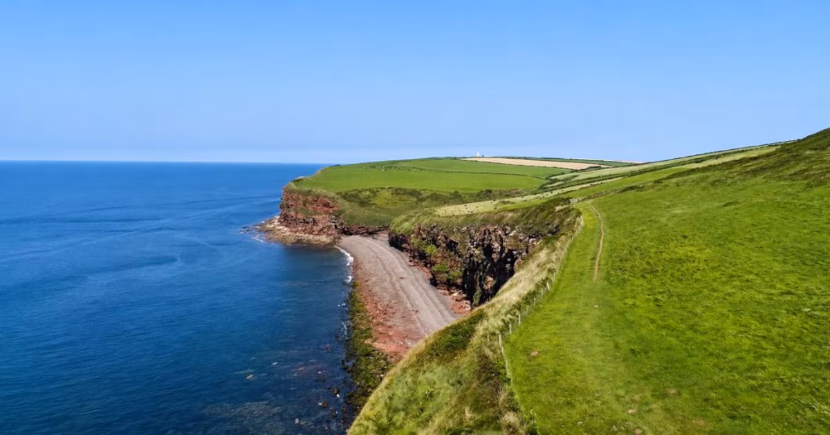 Cómo es el sendero de 4.000 kilómetros que recorre la costa de Inglaterra y es el más largo del mundo