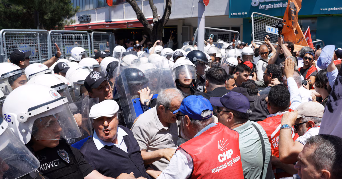 Tensión en Turquía: la policía dispersó una protesta opositora tras la destitución de Ozgur Ozel
