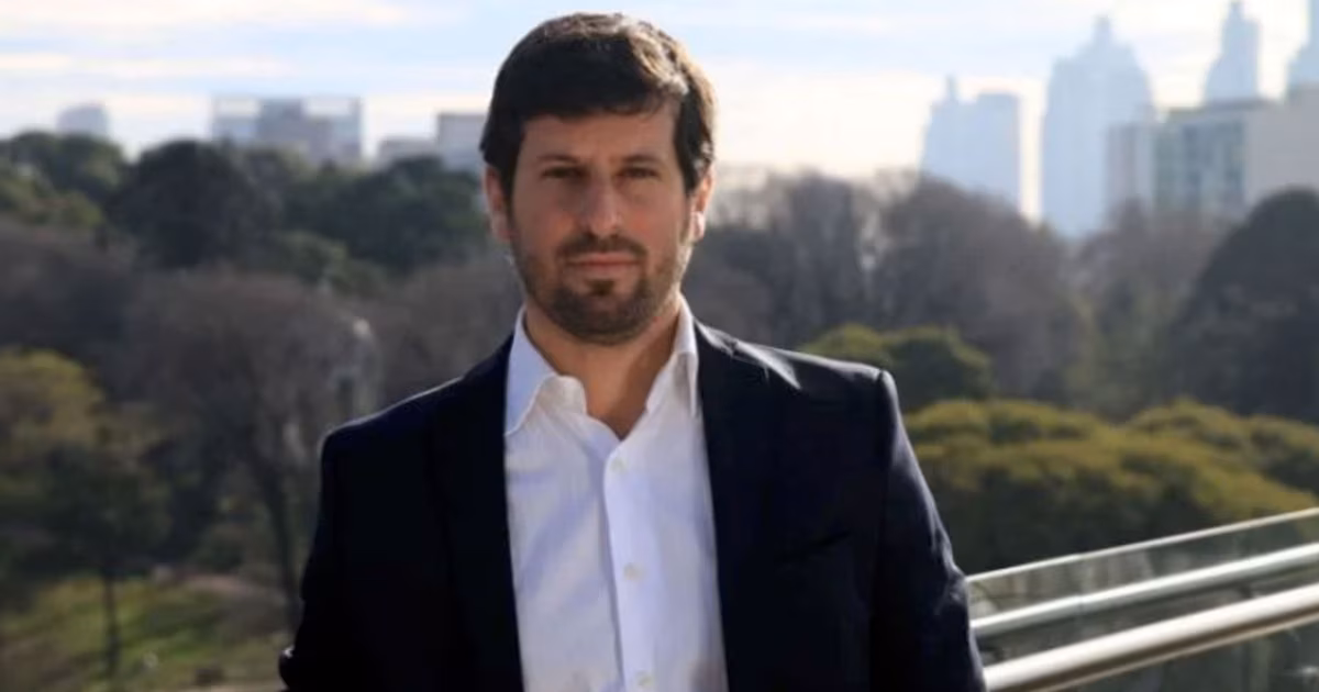En medio del debate por la reforma, el Gobierno nombró a un nuevo titular de la Dirección Nacional ElectoralJuan Pablo Limodio, quien hasta ahora se desempeñaba como presidente de Yacimientos Mineros Agua de Dionisio (YMAD), reemplazará a María Luz Alegría Landivar, quien ocupaba el cargo desde el inicio de la gestión de Javier Milei