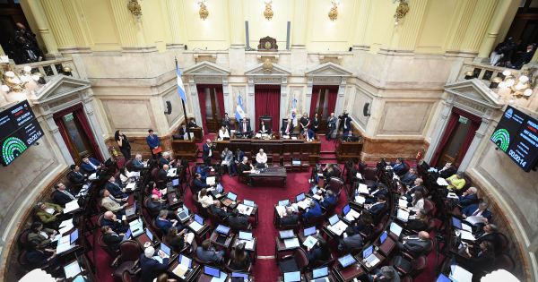 ESTRATEGIA LEGISLATIVA El Gobierno inunda el Congreso de proyectos para recuperar la iniciativa política tras el escándalo Adorni