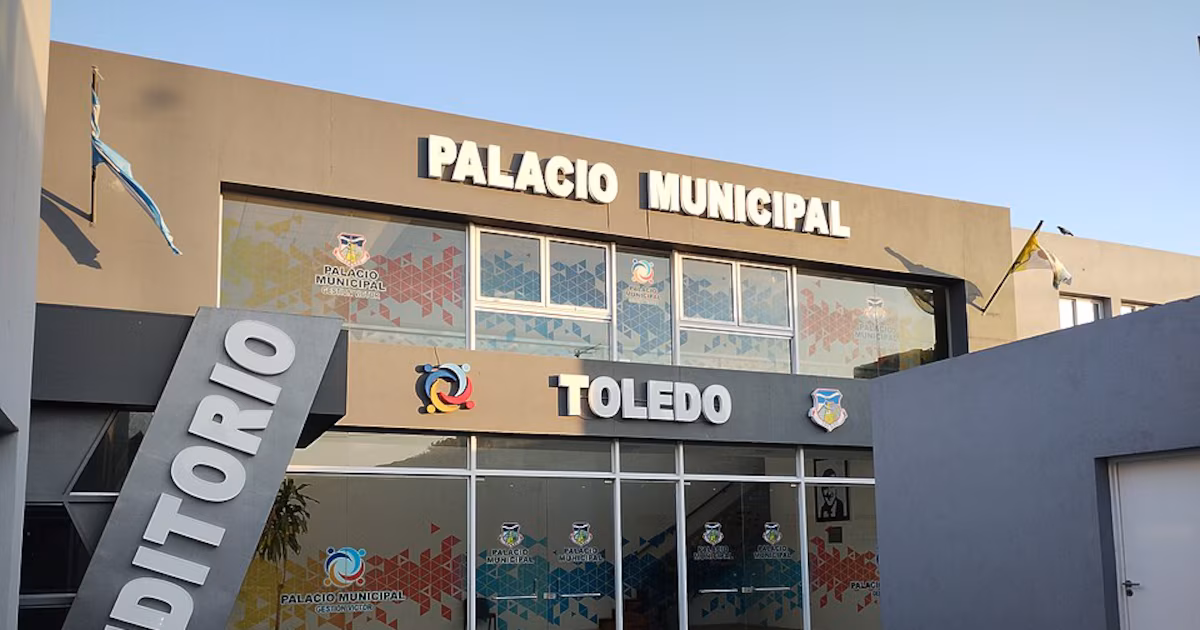 Polémica en un municipio cordobés: el intendente denuncia la aprobación de dietas de $12 millones y el Concejo lo desmienteLa ordenanza que fija los sueldos en base al presupuesto municipal  de la localidad de Toledo desató una fuerte disputa. Los concejales aseguran que se trata de un monto global a repartir y que modificarán la redacción para evitar confusiones
