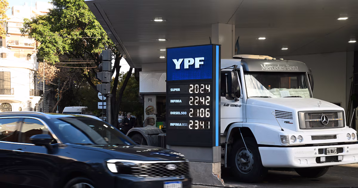 La guerra, el petróleo y el precio de las naftas en Argentina: por ahora, solo una pausa