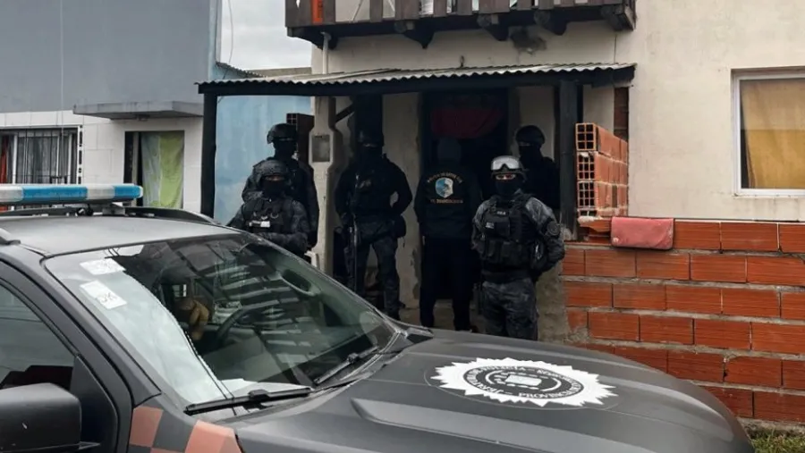 Allanamientos simultáneos finalizaron con el secuestro de cocaína, un arma y la detención de dos mujeres
