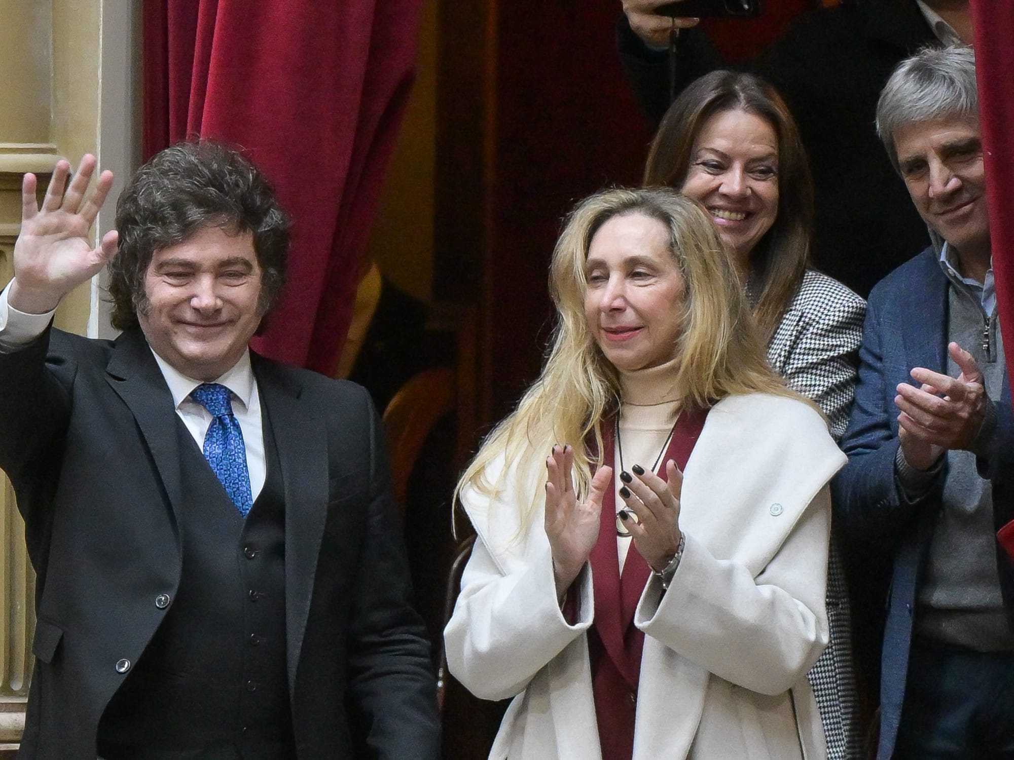 Milei se resigna con las PASO, los cerebros de Axel y un peluquero para el pastor