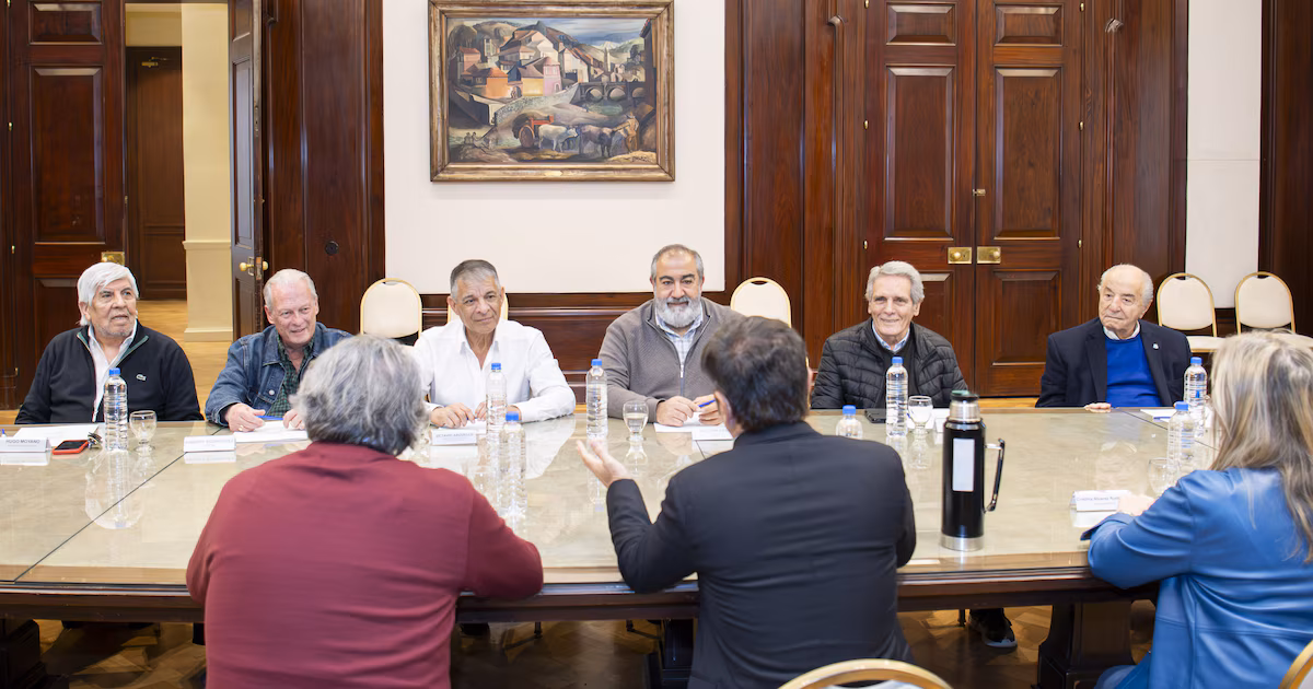 Kicillof afianza la relación con Hugo Moyano, Daer y la CGT para su proyección electoral a nivel nacionalDías atrás, el gobernador recibió a la familia que conduce Camioneros. En su recorrida por Córdoba cerrará una actividad del gremio de Sanidad. Prepara una foto contundente en las próximas semanas. El reclamo de Máximo Kirchner a los líderes sindicales por la situación de CFK