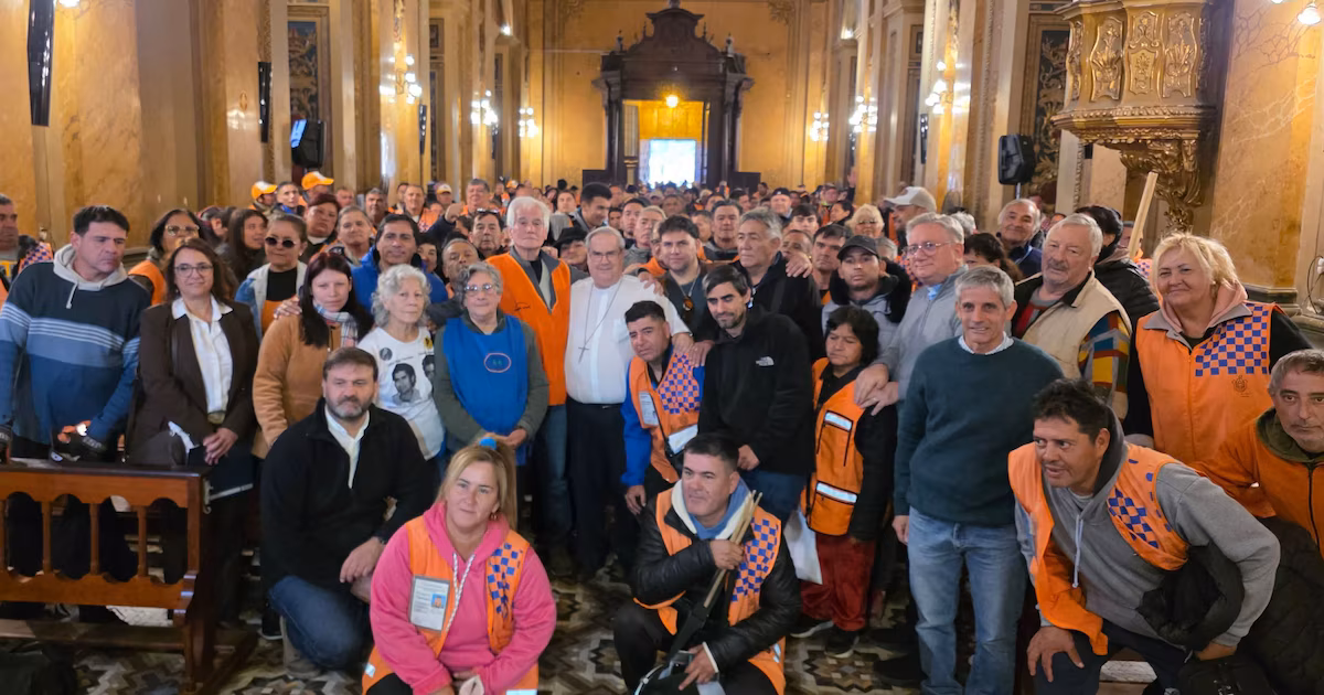 El arzobispo de Córdoba recibió a cuidacoches y limpiavidrios: “Si retrocede la economía popular, avanza la economía criminal”Sucedió ayer en medio del debate legislativo comunal para regular a los “naranjitas”, como se conoce a los trabajadores de la economía informal que se dedican al cuidado de autos en Córdoba. La norma fue aprobada ese mismo día
