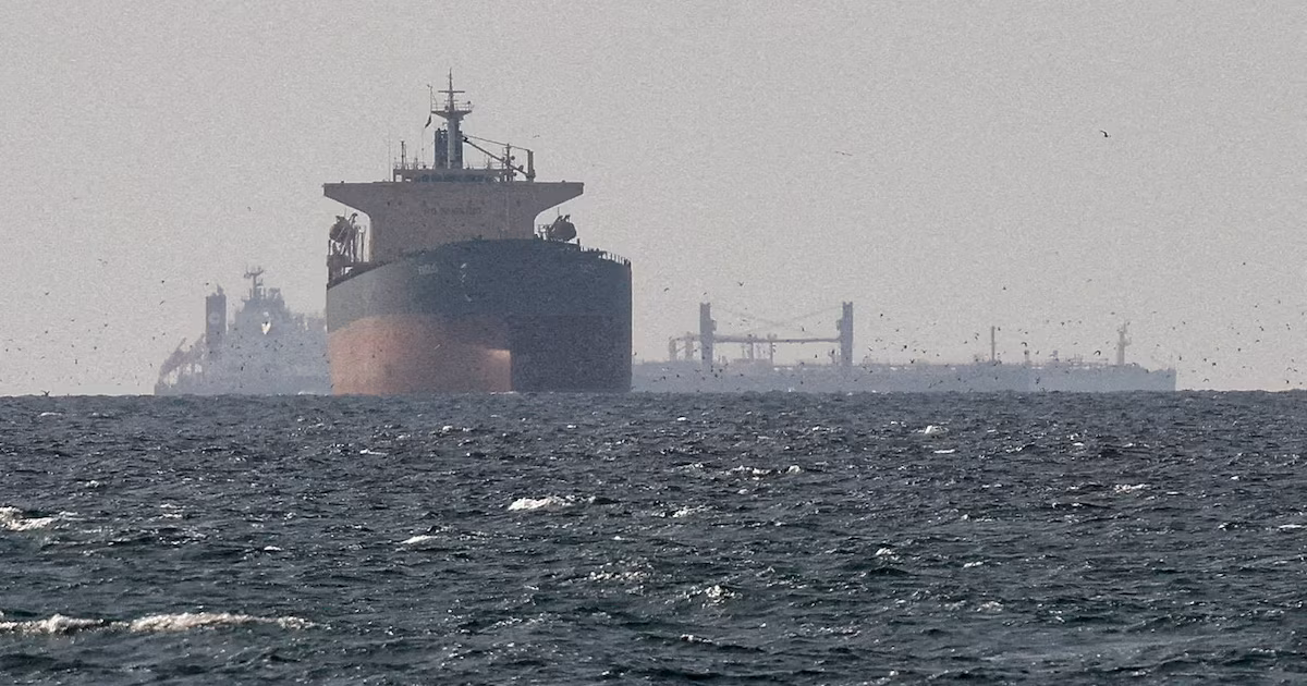 El petróleo cotizó con pocos cambios ante la reapertura parcial del estrecho de Ormuz
