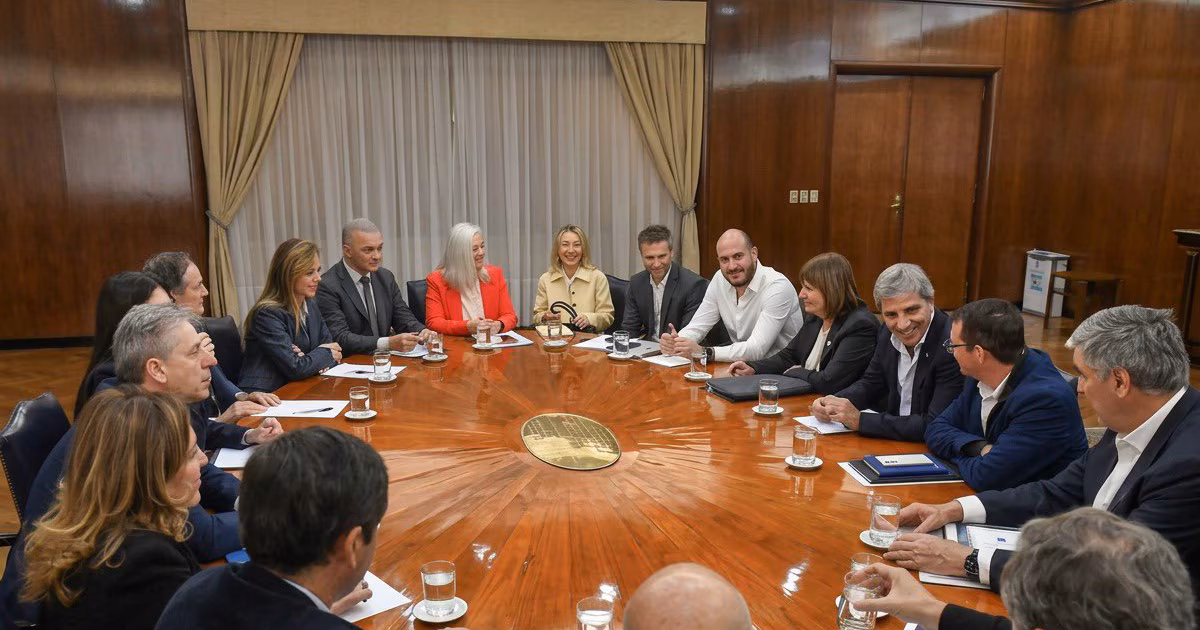 Ante la falta de votos para eliminar las PASO, el Gobierno abre una negociación con los aliados: las gestiones de Bullrich y SantilliLas conversaciones en el Congreso y las presiones de los gobernadores forzaron a la Casa Rosada a explorar alternativas a la eliminación de las primarias, incluyendo propuestas que modifican el carácter obligatorio del sistema actual