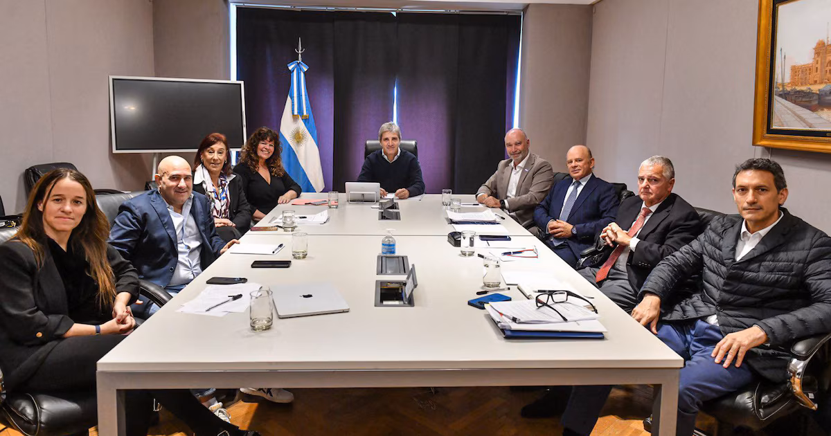Caputo acordó con contadores modificar el régimen de Inocencia Fiscal atraer dólares del colchón al sistema formal