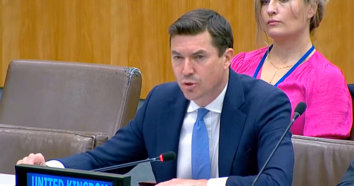 El diplomático británico James Roscoe dejó repentinamente su puesto en Washington