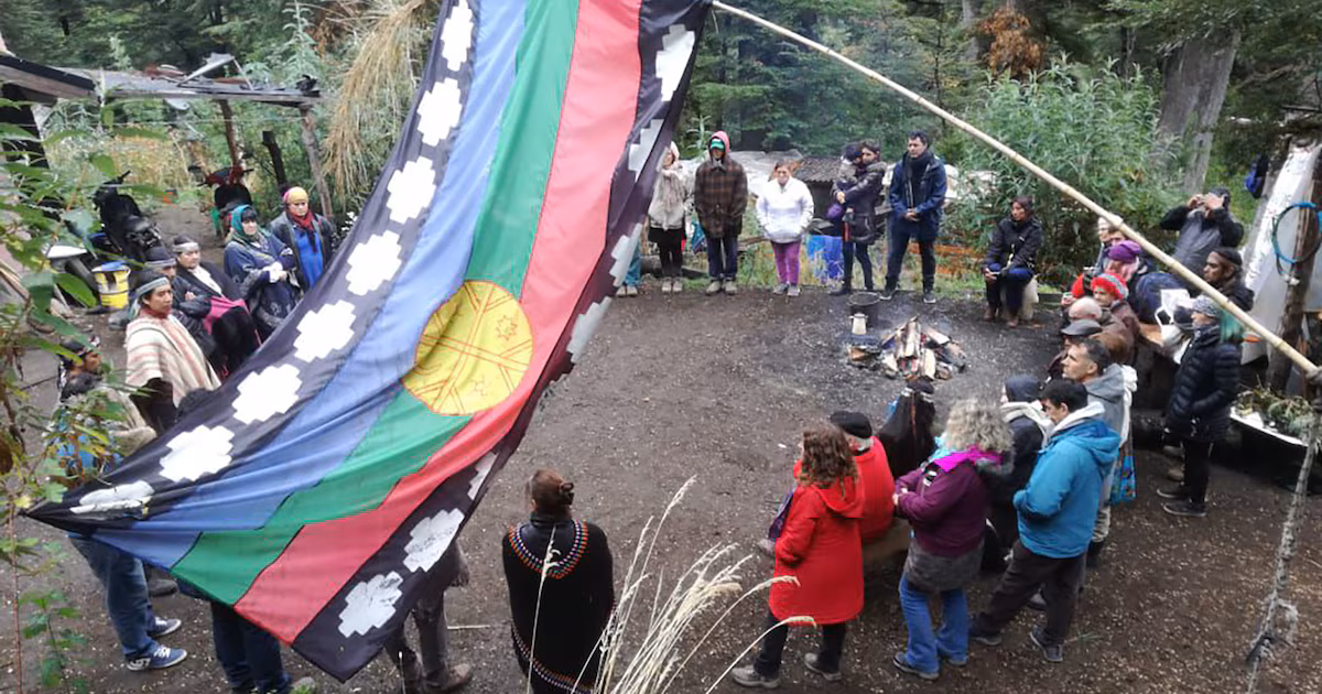 Villa La Angostura: polémica por una obra municipal que atraviesa lotes privados para beneficiar a una comunidad mapucheEl municipio fue denunciado por haber ingresado con maquinaria y trabajadores, sin autorización de los propietarios, para instalar una cisterna de agua destinada a abastecer a la comunidad Paicil Antriao, involucrada en distintos conflictos territoriales en la zona