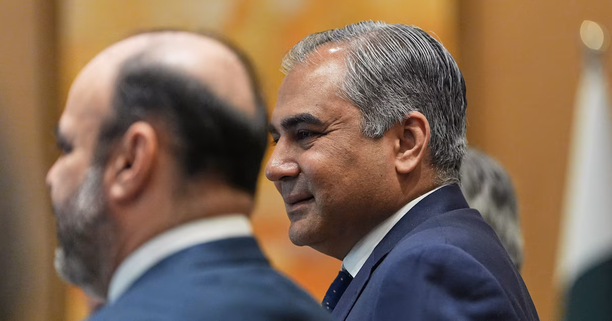 El ministro del Interior de Pakistán llegó a Teherán en una visita sorpresa para impulsar las negociaciones de paz con EEUU