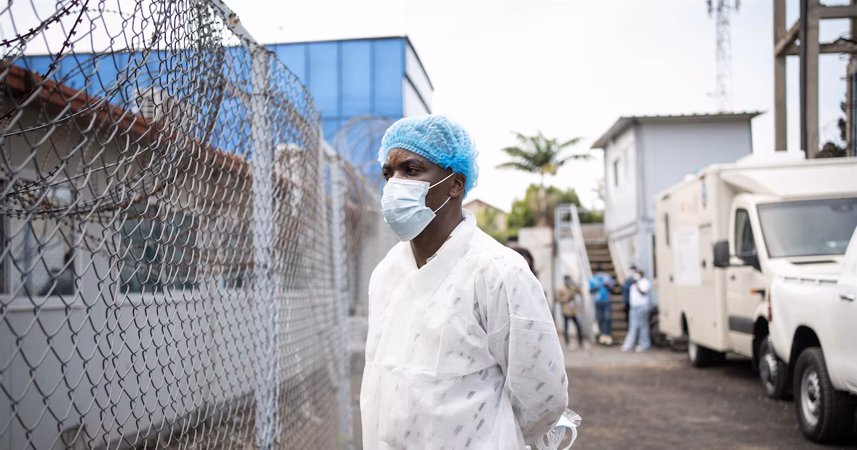 La OMS elevó a más de 900 los casos sospechosos de ébola en el Congo y confirmó más de un centenar de contagios en el país
