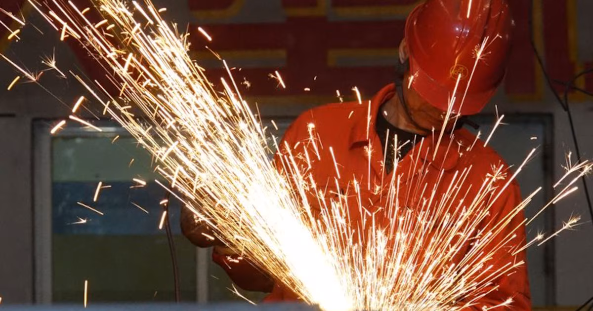 La actividad industrial de China perdió impulso en mayo y quedó al borde de la contracción