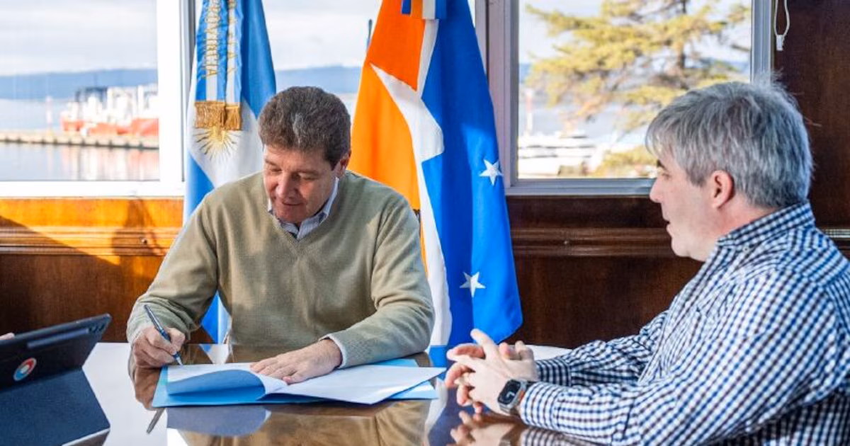 Tierra del Fuego: la Legislatura frenó la reforma constitucional y abrió una crisis en el peronismoUna confluencia de bancadas libertarias, opositoras y peronistas rechazó el proceso constituyente del gobernador de Fuerza Patria, Gustavo Melella. El mandatario insistirá con la modificación de la Carta Magna