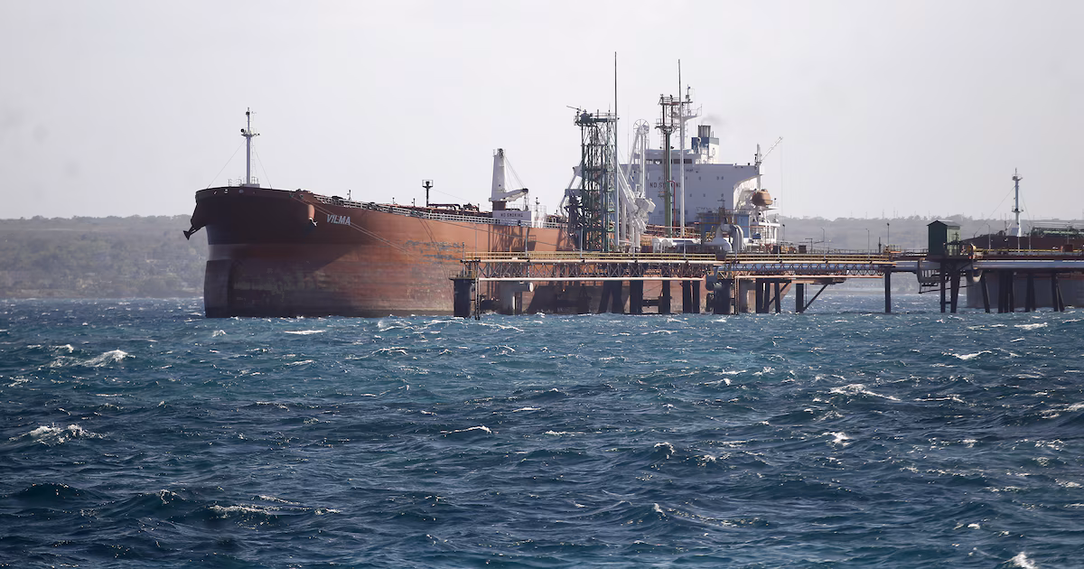 Crisis energética en Cuba: un petrolero ruso con 240.000 barriles de diésel desvió su rumbo y no llegará a la isla