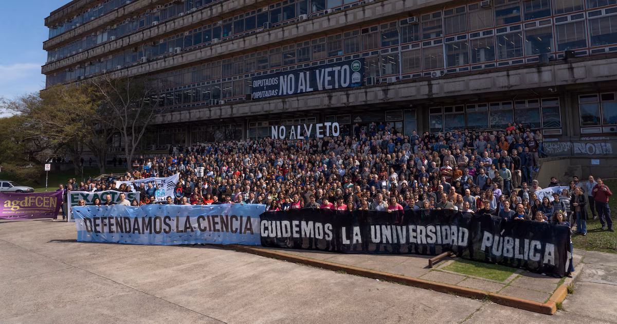 Masivo reclamo universitario contra el Gobierno: “Cumplan con la ley, no hipotequen el futuro”La multitudinaria movilización de la comunidad de universitarios y sus organizaciones colmó Plaza de Mayo para exigir que se cumpla la Ley de Financiamiento Universitario. El reclamo se replicó en todo el país