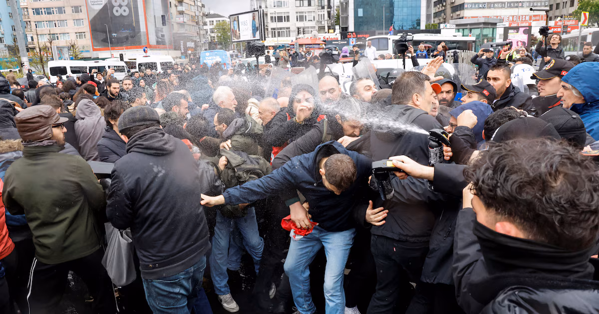 La policía turca disparó gases y arrestó a cientos de personas en las manifestaciones del 1 de Mayo en Estambul