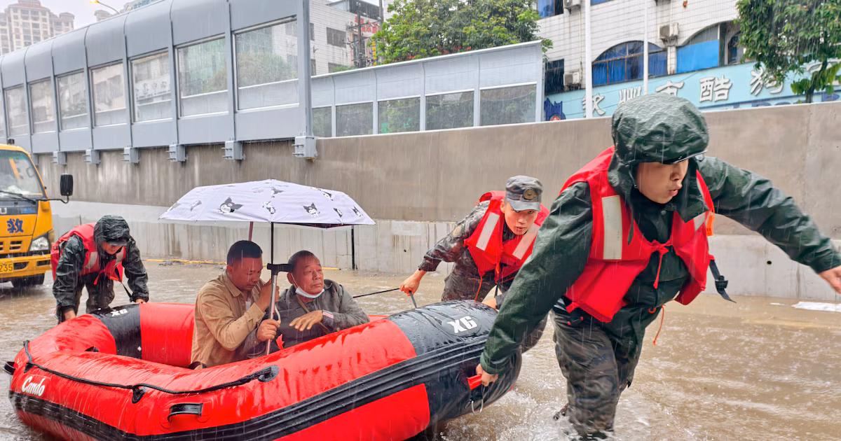 El momento en que un auto cae a un río tras el derrumbe de un puente en China