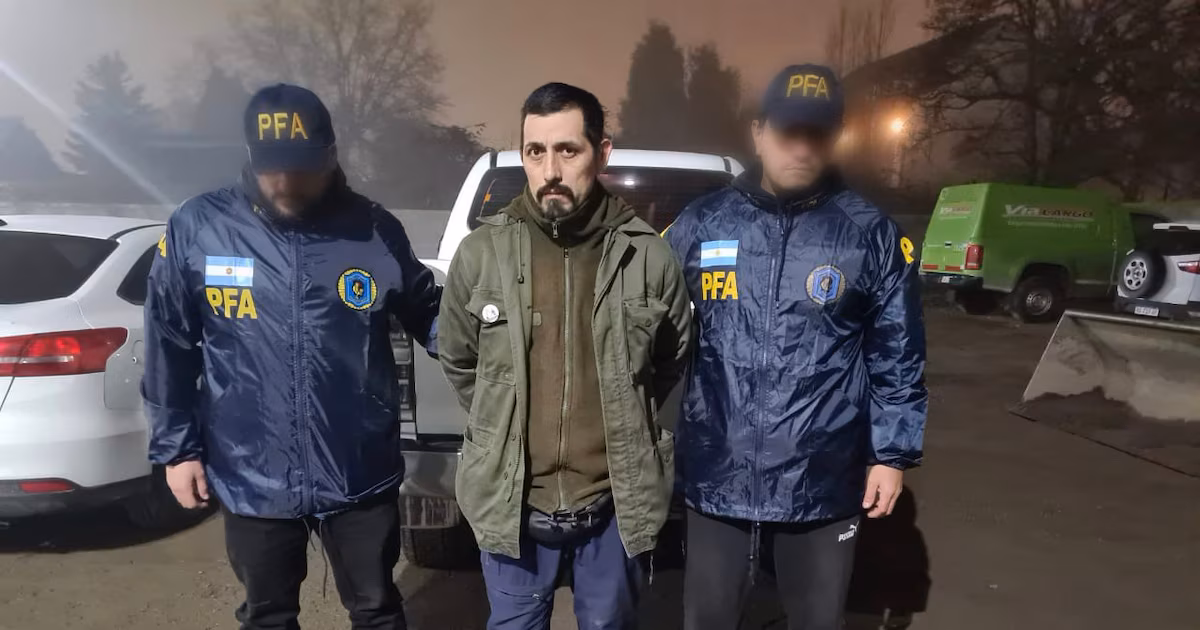 Agravan la imputación del mapuche Jones Huala: la fiscalía afirma que su actuación empezó antes de lo estimadoEl líder de la Resistencia Ancestral Mapuche (RAM) está detenido desde hace casi un año. El Ministerio Público Fiscal cree que el activista comenzó su accionar en 2011, antes de lo que se creía inicialmente. Lo acusan de amedrentar y cometer sabotajes para imponer sus ideales, incluso contra otras comunidades originarias