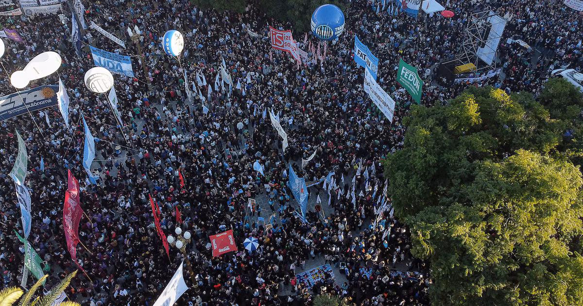 El Gobierno se expresó tras la marcha universitaria: “Podés juntar 5 millones de personas, pero al otro día la restricción presupuestaria sigue estando ahí”El subsecretario de políticas universitarias, Alejandro Álvarez, se refirió a la masiva movilización del miércoles y enfatizó que “fue organizada por los partidos opositores”. Además insistió en la necesidad de discutir el sistema de admisión y en que se especifique de dónde van a salir los fondos para ampliar el presupuesto