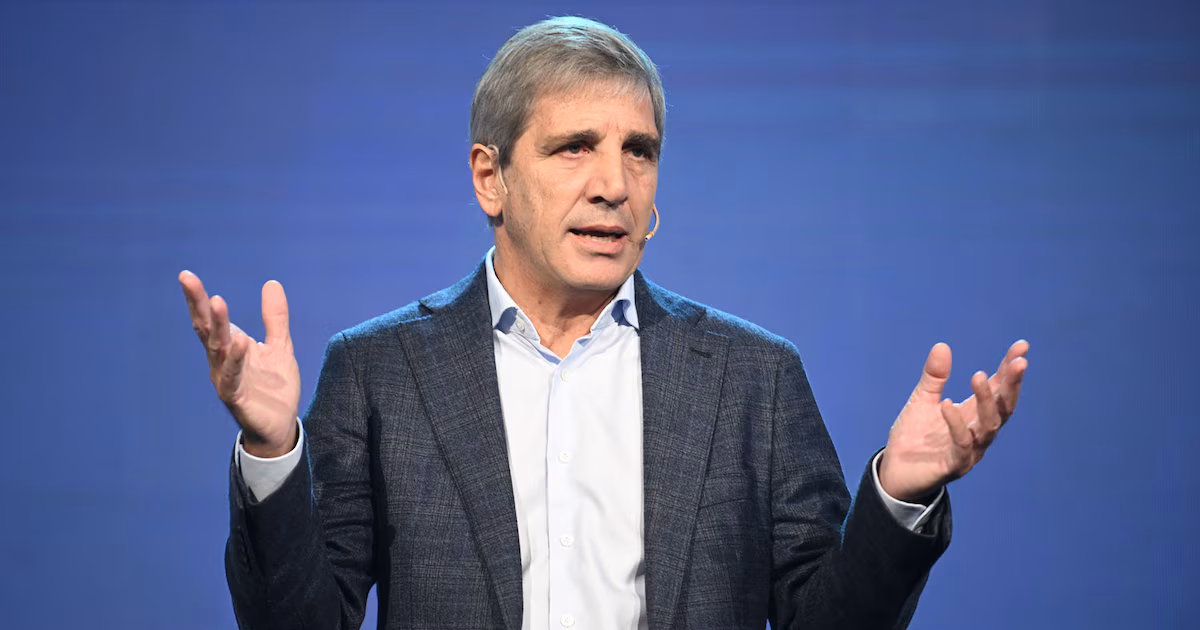 Caputo negó que el caso Adorni afecte la marcha de la economía y aseguró que partir de junio “se vienen los mejores meses”