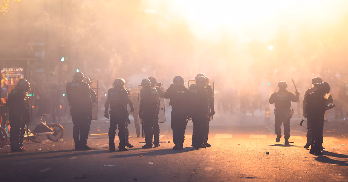 París amaneció con graves destrozos, un fallecido y más de 700 detenidos por los disturbios durante los festejos del PSG