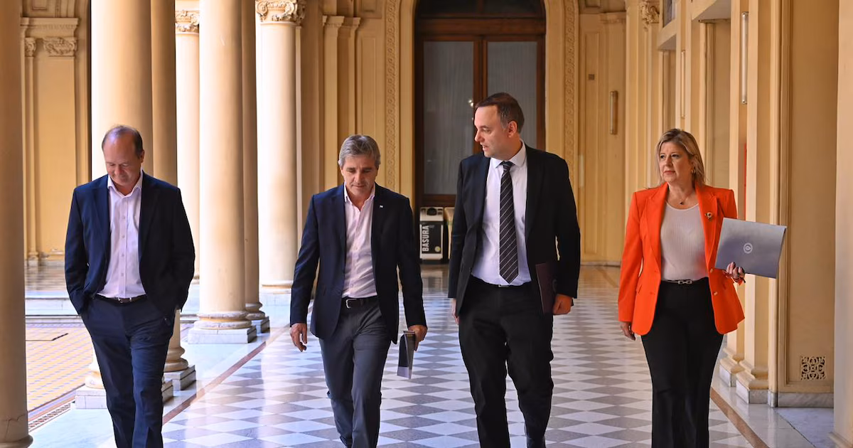 Círculo rojo: Milei entrampado entre el “riesgo Adorni”, la economía y las expectativas del establishmentLa última semana volvió a exhibir la dificultad del Gobierno para correr de escena las denuncias contra el jefe de Gabinete. Cae la imagen del Presidente: ¿es Adorni o el programa económico? Anuncios opacados. La furia de Milei. El factor Bullrich. Qué espera el círculo rojo. Reunión escandalosa en el Senado bonaerense. Quiebres internos. Lanzamientos post Mundial